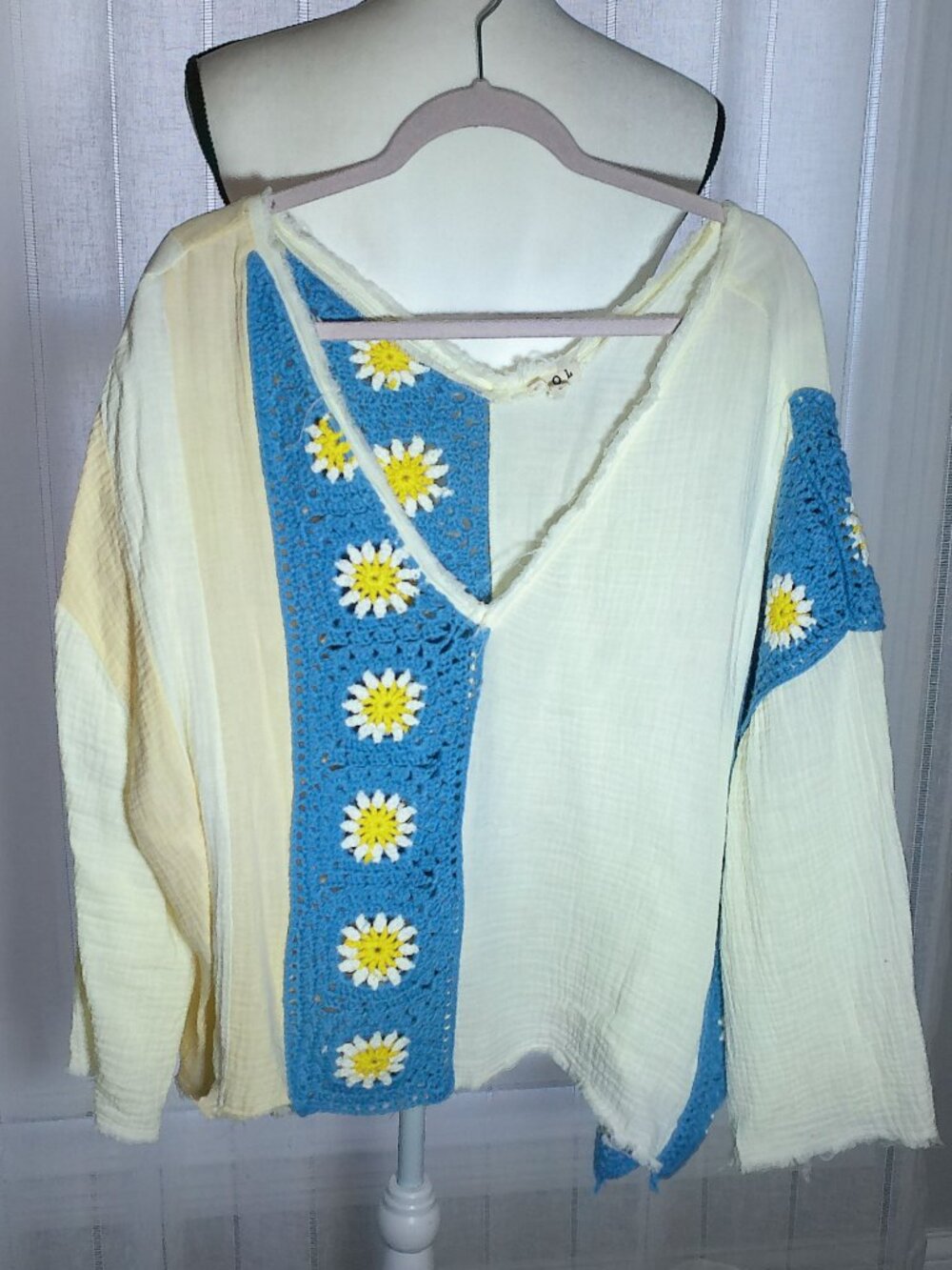 POL Crop Top V-Neck Hi Lo 100% Cotton w/Blue & Daisy Granny Squares S